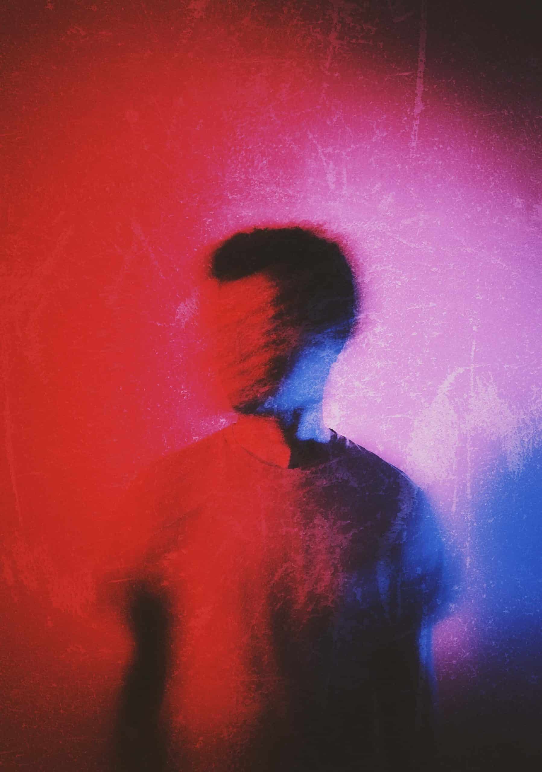 blurred-silhouette-man-looking-aside_most